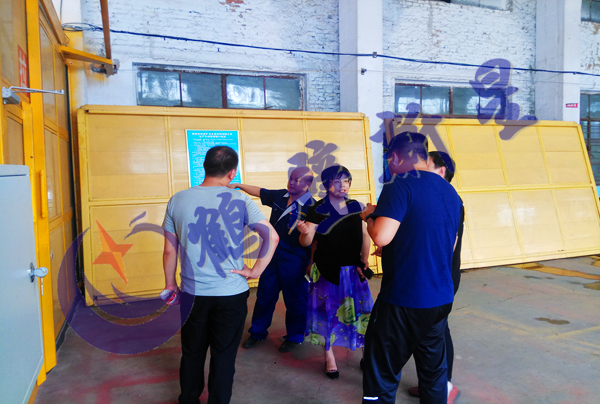 星空体育公司工程师为神火集团领导讲解高分子矿用风门优势